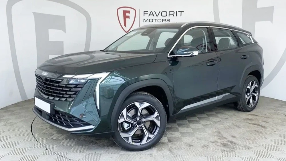 Geely Atlas у дилера в автосалоне купить новый сбоку спереди фаворит моторс