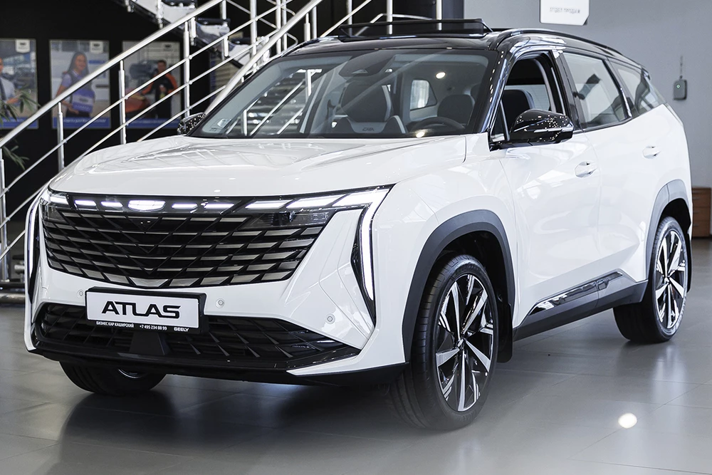 Geely Atlas в автосалоне у дилера сбоку спереди БИЗНЕС КАР Левобережный