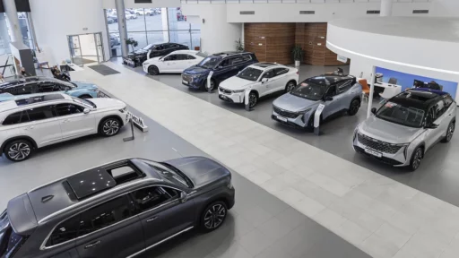 geely линейка у дилера в автосалоне бизнес кар