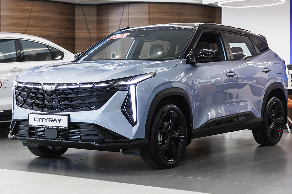 geely cityray у дилера в автосалоне бизнес кар сбоку спереди