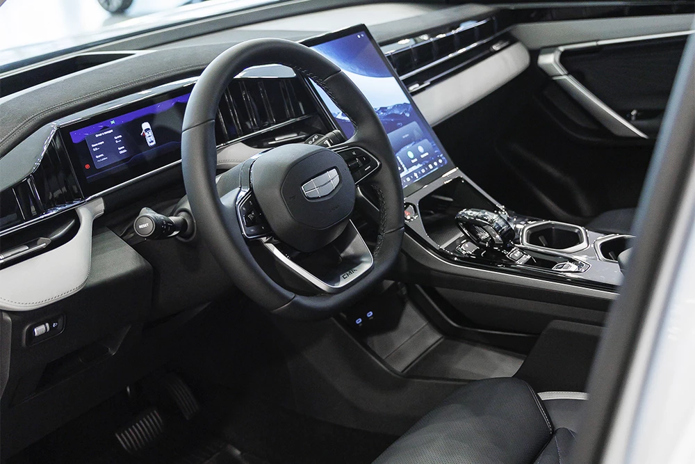 geely cityray у дилера в автосалоне бизнес кар салон интерьер