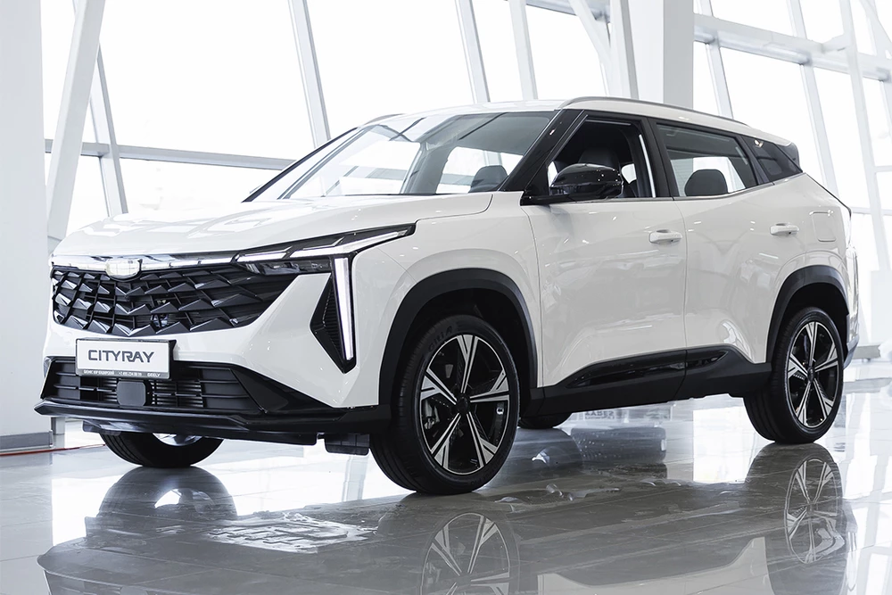 Geely Cityray в автосалоне у дилера сбоку спереди БИЗНЕС КАР Левобережный