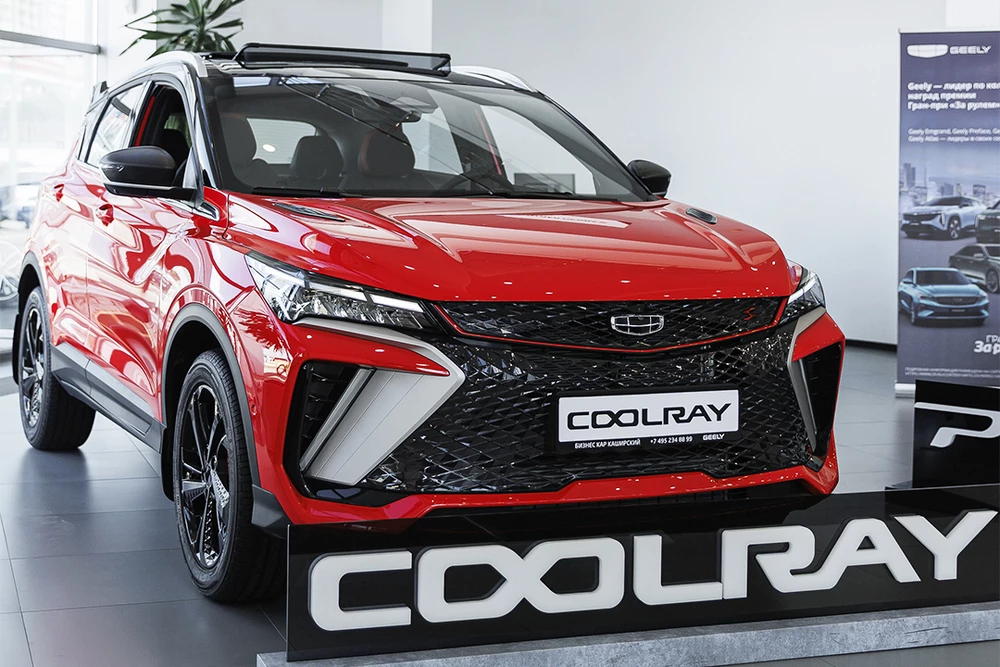 geely coolray у дилера в автосалоне бизнес кар сбоку спереди