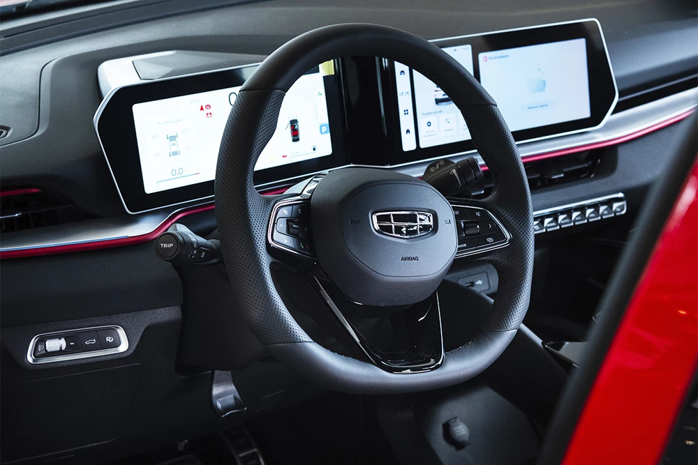 geely coolray у дилера в автосалоне бизнес кар салон интерьер