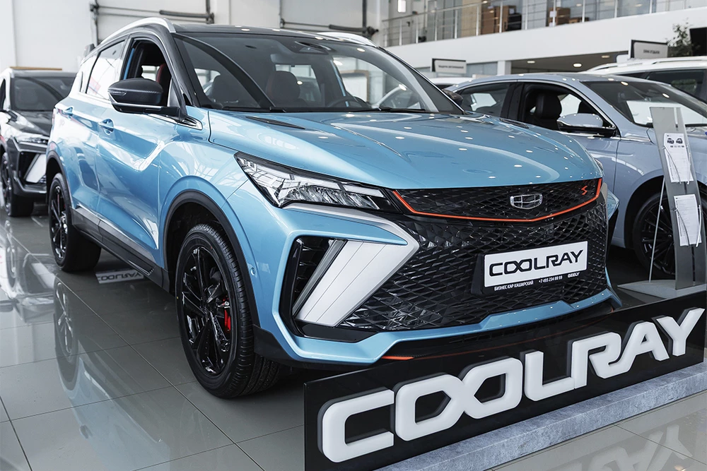 Geely Coolray в автосалоне у дилера сбоку спереди БИЗНЕС КАР Левобережный