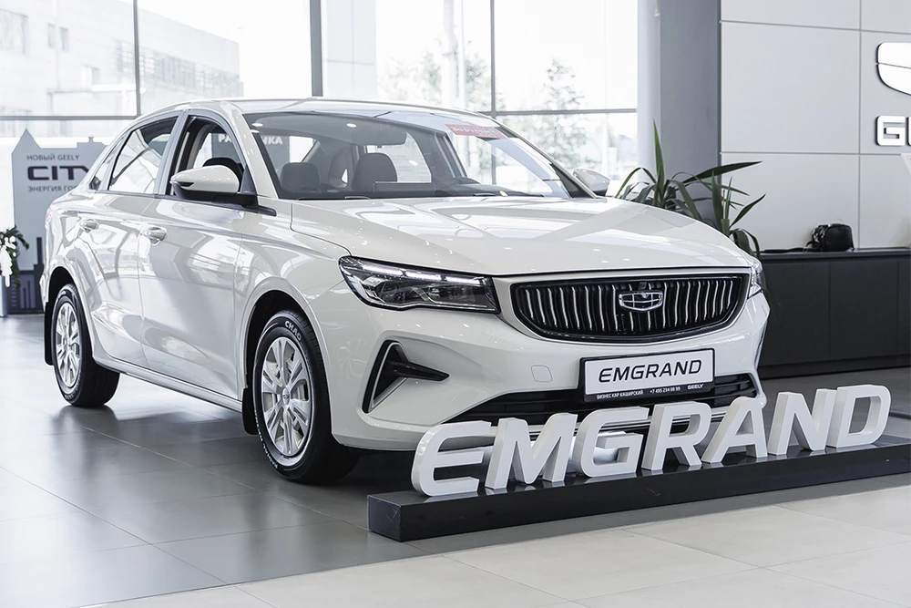 geely emgrand у дилера в автосалоне бизнес кар сбоку спереди