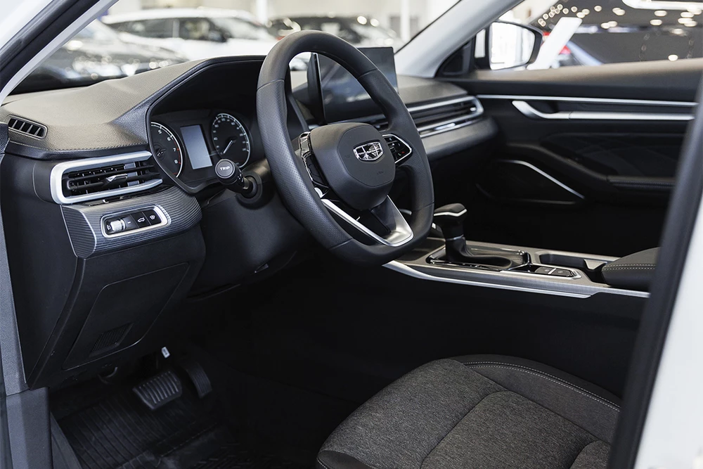 geely emgrand у дилера в автосалоне бизнес кар салон интерьер