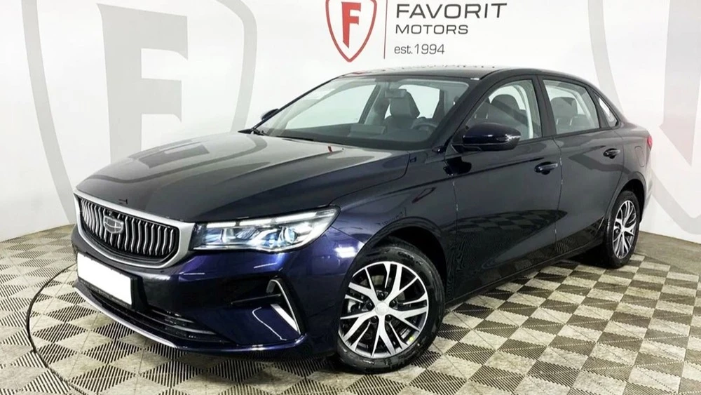 Geely Emgrand у дилера в автосалоне купить новый сбоку спереди фаворит моторс