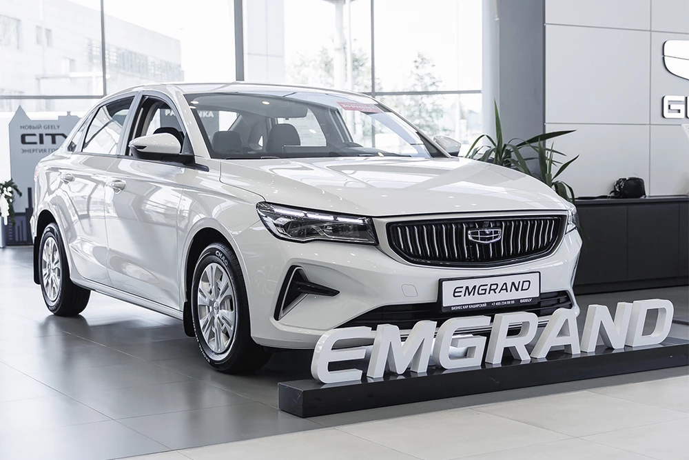 Geely emgrand в автосалоне у дилера сбоку спереди БИЗНЕС КАР Левобережный