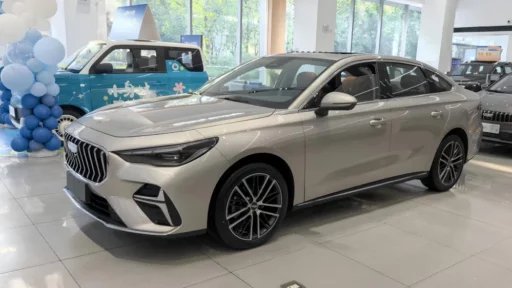 новый geely emgrand v пятого поколения у дилеров сбоку спереди