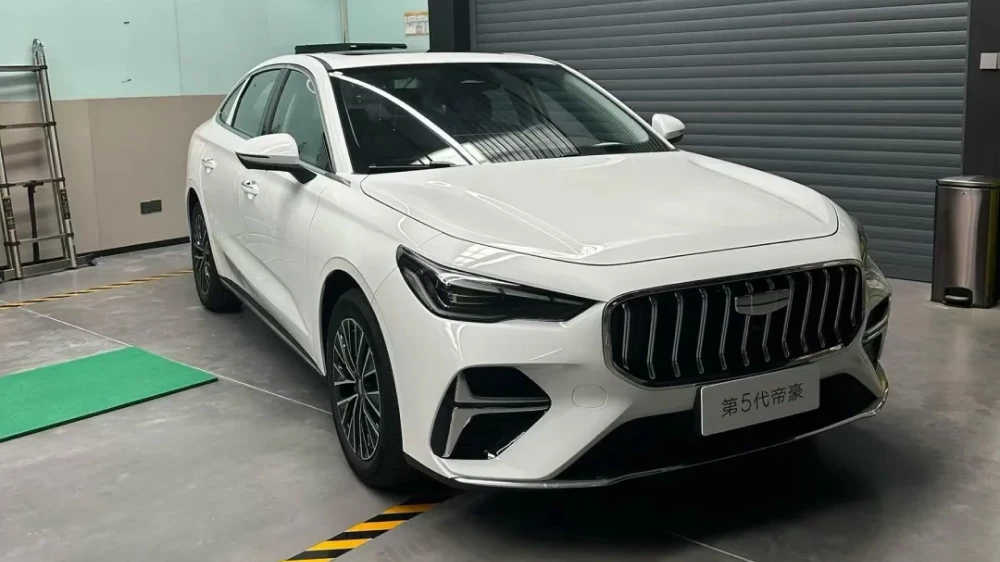 новый geely emgrand v пятого поколения у дилеров сбоку спереди