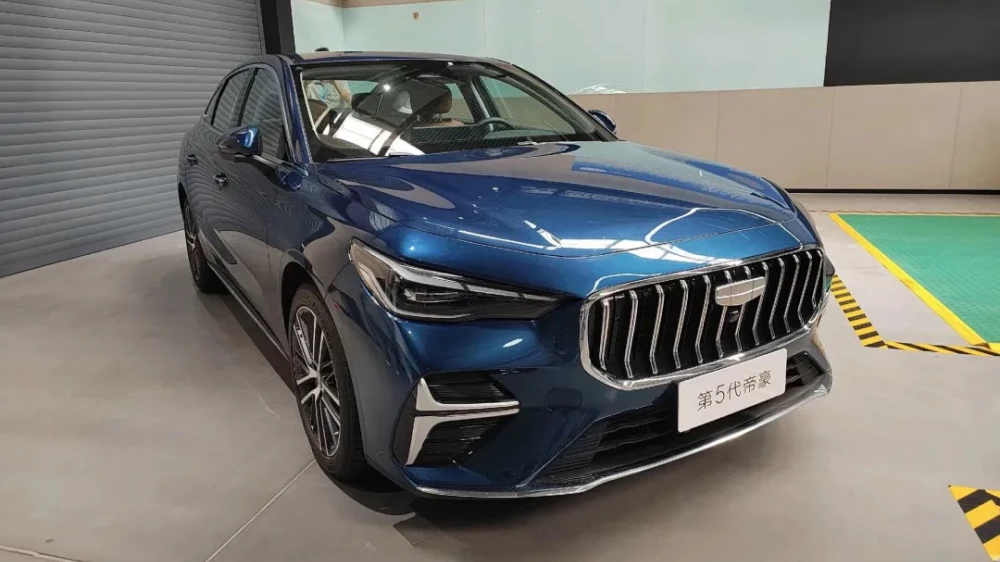 новый geely emgrand v пятого поколения у дилеров сбоку спереди