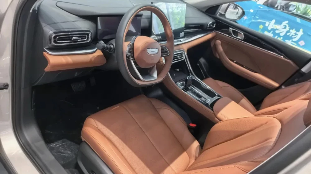 новый geely emgrand v пятого поколения у дилеров салон коричневый