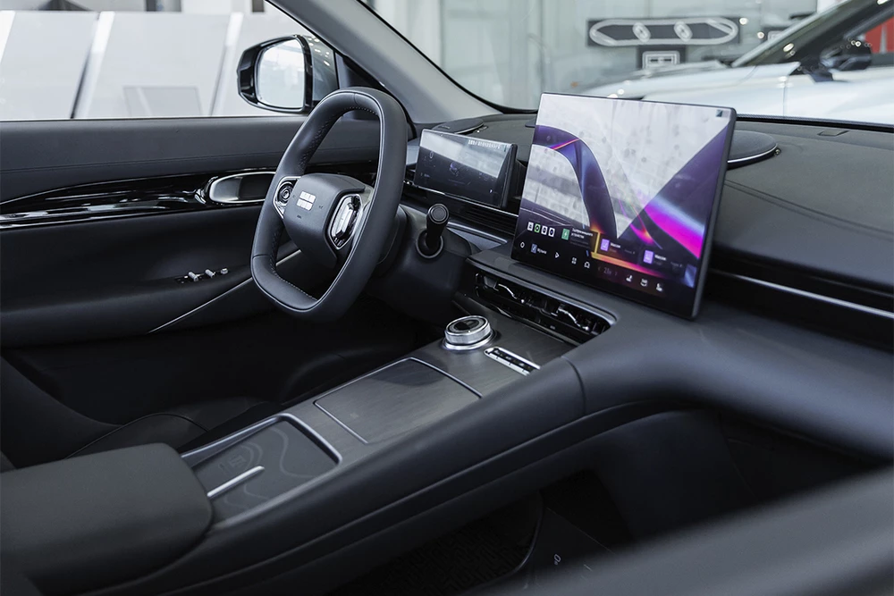 geely ex5 у дилера в автосалоне бизнес кар сбоку салон интерьер