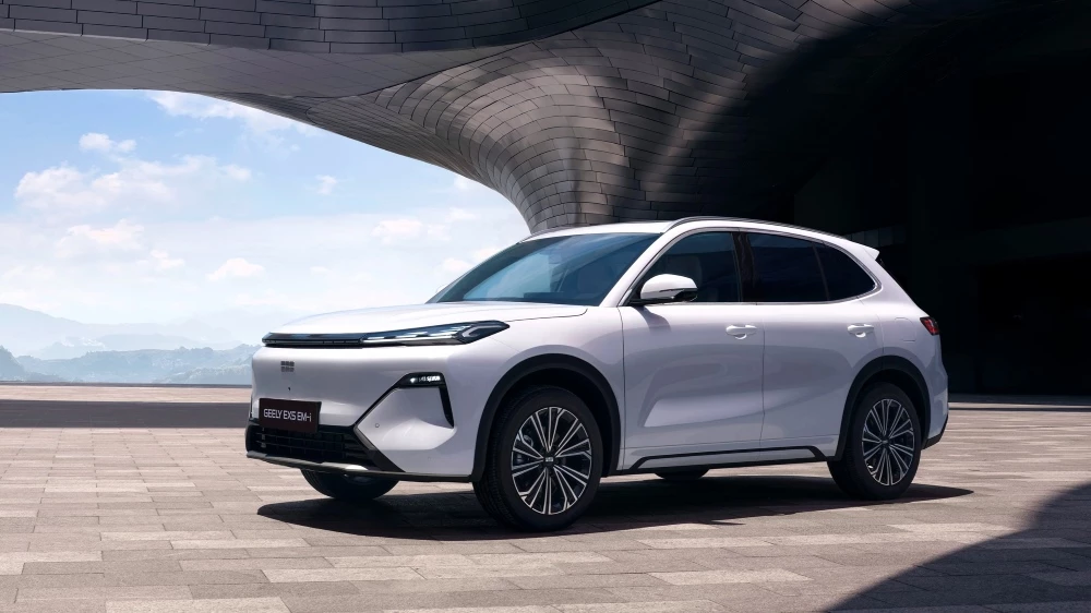 geely EX5 EM-i сбоку спереди кроссовер гибридный