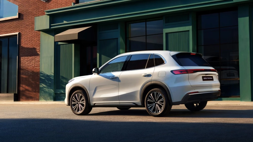 geely EX5 EM-i сбоку сзади кроссовер гибридный