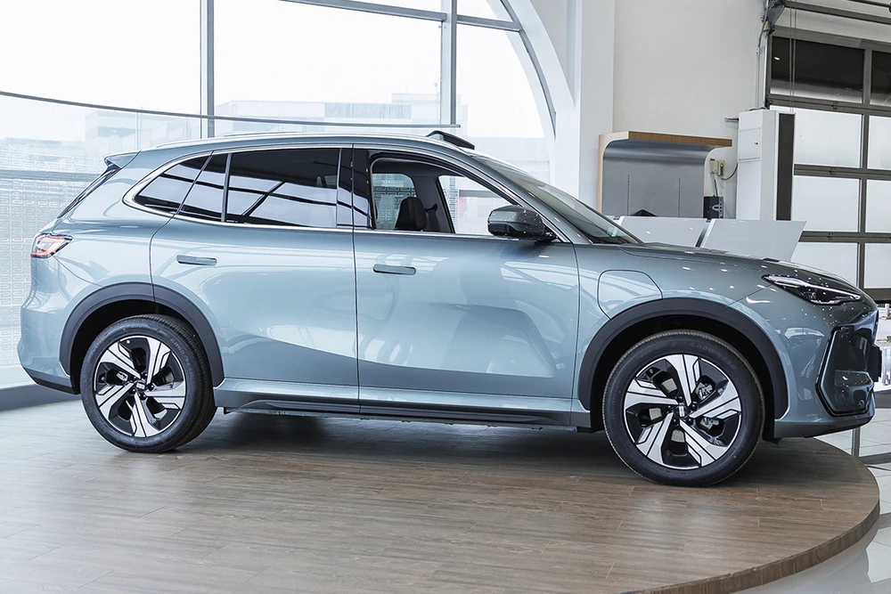 Geely ex5 в автосалоне у дилера сбоку спереди БИЗНЕС КАР Левобережный