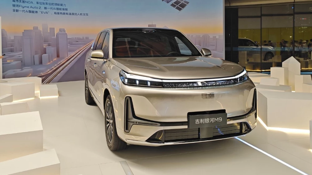 geely galaxy m9 старт продаж гибридный полноразмерный флагманский кроссовер сбоку спереди бежевый