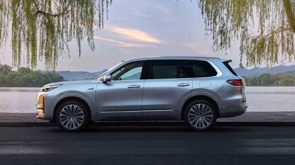 geely galaxy m9 старт продаж гибридный полноразмерный флагманский кроссовер сбоку серебряный