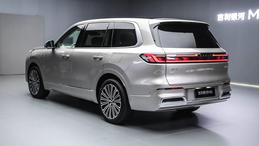 geely galaxy m9 старт продаж гибридный полноразмерный флагманский кроссовер сбоку сзади серебряный