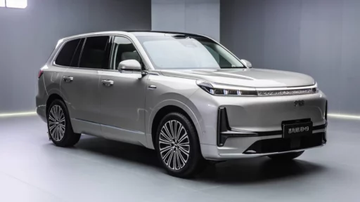 geely galaxy m9 старт продаж гибридный полноразмерный флагманский кроссовер сбоку спереди серебряный