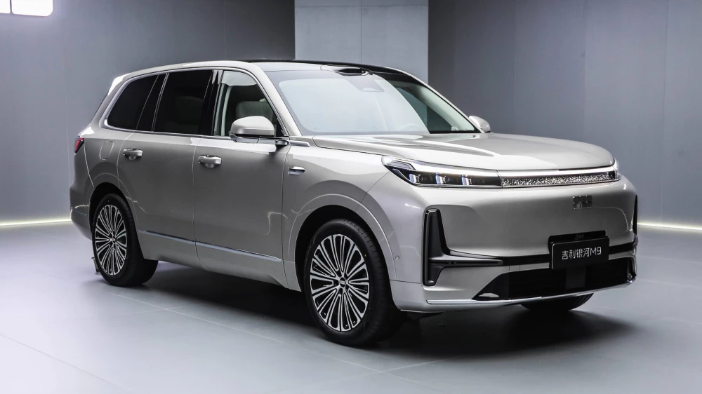 geely galaxy m9 старт продаж гибридный полноразмерный флагманский кроссовер сбоку спереди серебряный