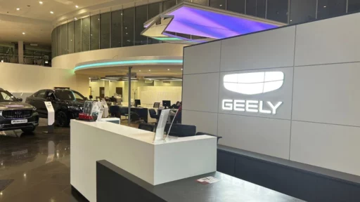 Geely автосалон у дилера сбоку спереди БИЗНЕС КАР Левобережный