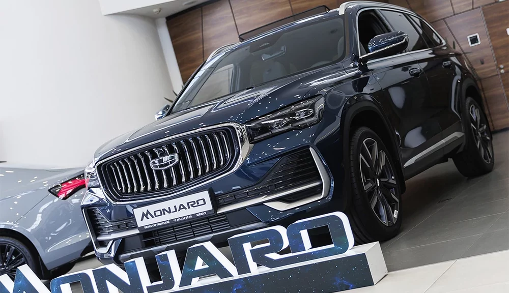 geely monjaro у дилера в автосалоне бизнес кар сбоку спереди