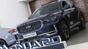 geely monjaro у дилера в автосалоне бизнес кар сбоку спереди