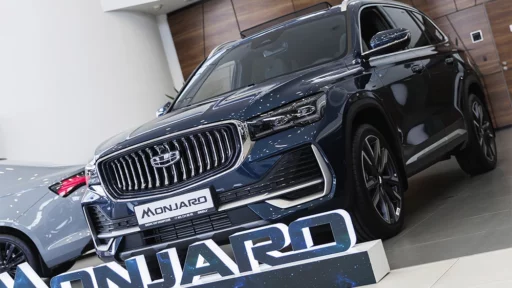 geely monjaro у дилера в автосалоне бизнес кар сбоку спереди