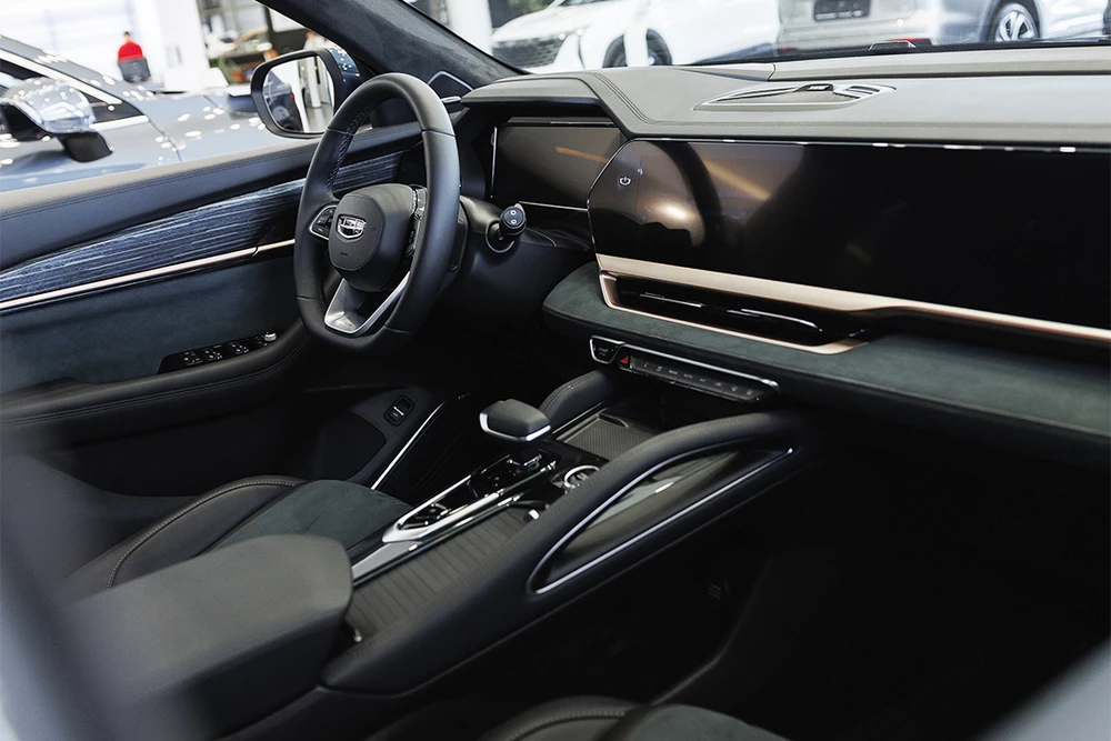 geely monjaro у дилера в автосалоне бизнес кар салон интерьер