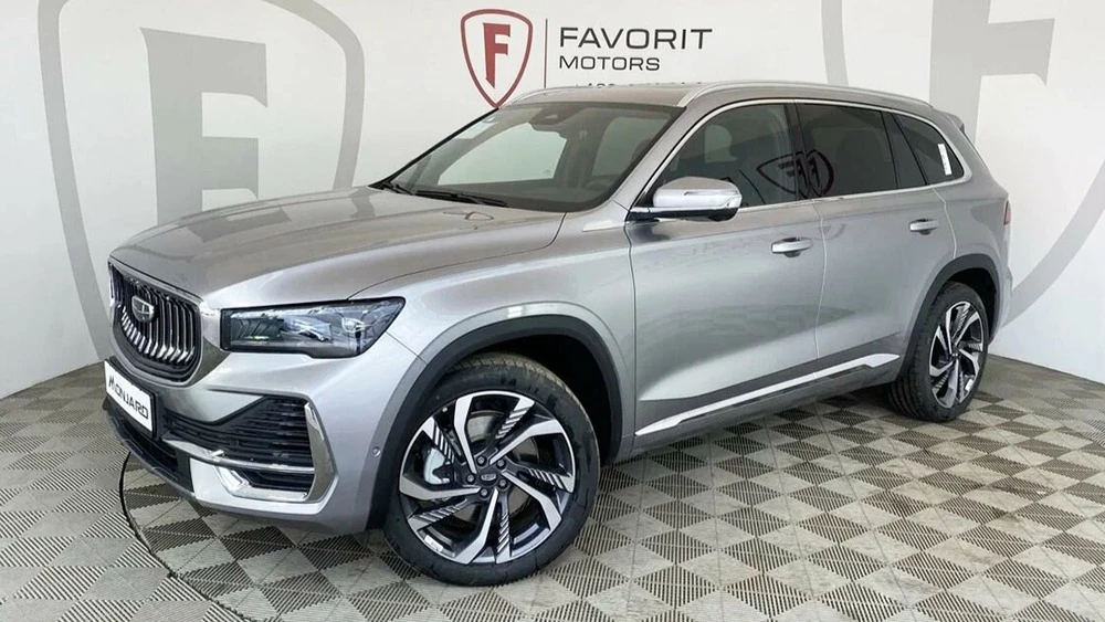 Geely Monjaro у дилера в автосалоне купить новый сбоку спереди фаворит моторс