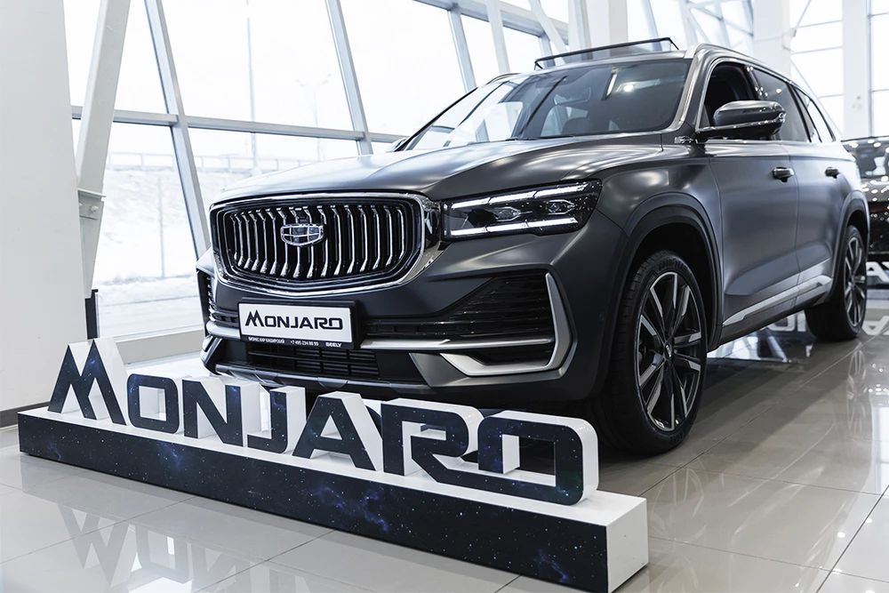 Geely Monjaro в автосалоне у дилера сбоку спереди БИЗНЕС КАР Левобережный