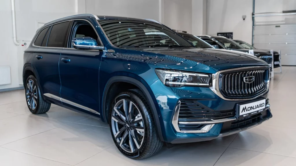 Geely Monjaro у дилера в автосалоне автодин сбоку спереди