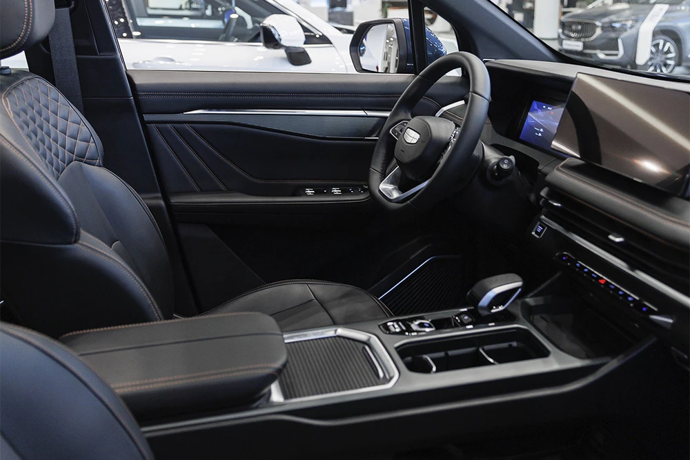 geely okavango у дилера в автосалоне бизнес кар салон интерьер