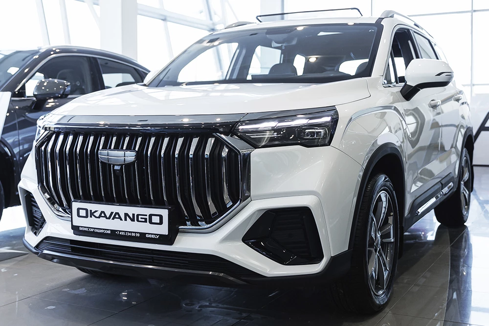 Geely Okavango в автосалоне у дилера сбоку спереди БИЗНЕС КАР Левобережный