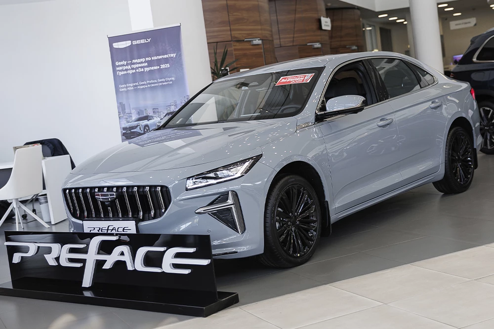 geely preface у дилера в автосалоне бизнес кар сбоку спереди
