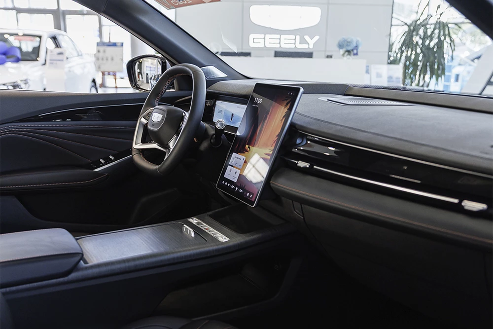 geely preface у дилера в автосалоне бизнес кар салон интерьер