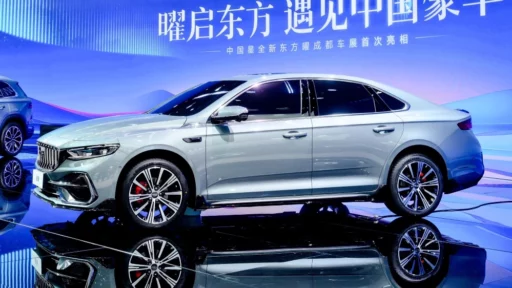новый обновленный Geely Preface Dongfang Yao сбоку спереди чэнду