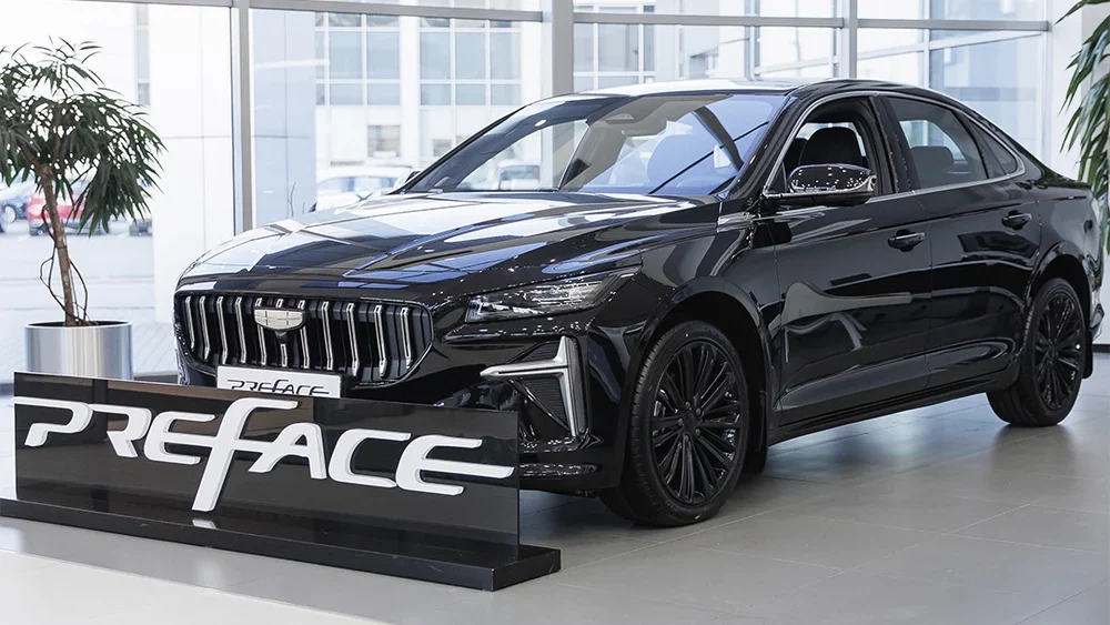 Geely Preface в автосалоне у дилера сбоку спереди БИЗНЕС КАР Левобережный