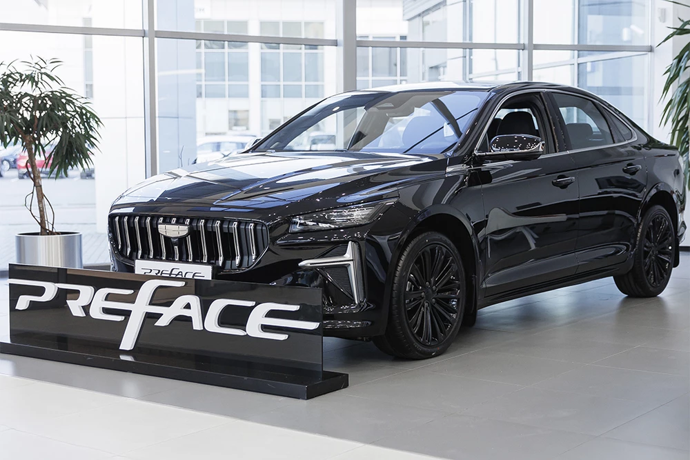 Geely Preface в автосалоне у дилера сбоку спереди БИЗНЕС КАР Левобережный