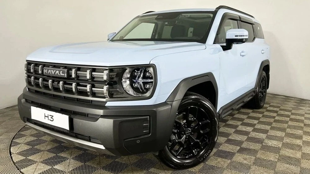 Haval H3 у дилера в автосалоне фаворит моторс сбоку спереди