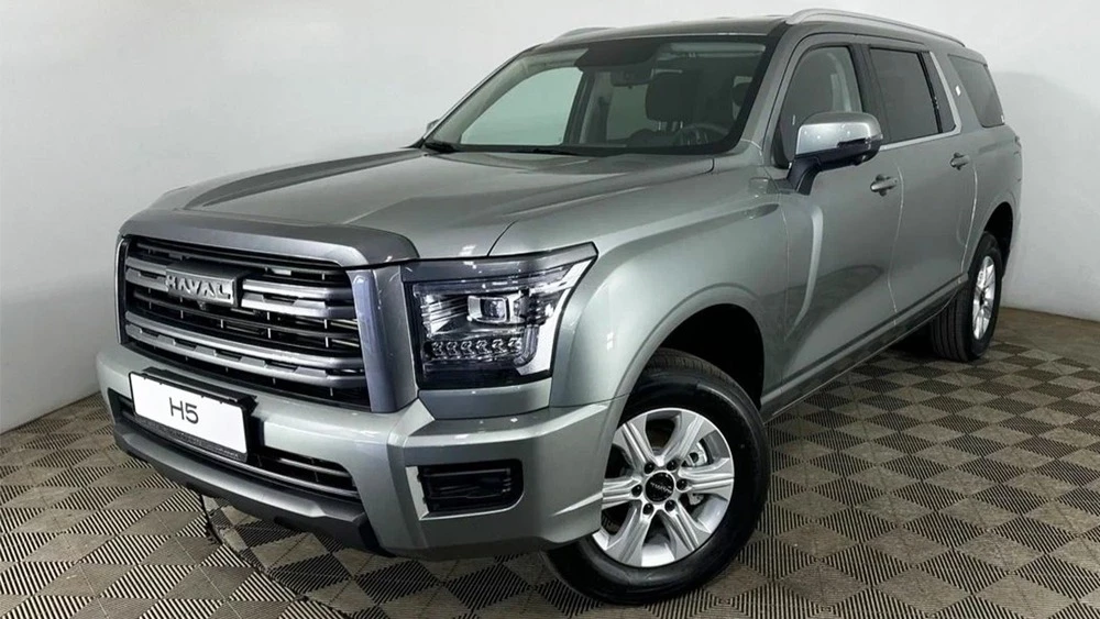 Haval H5 у дилера в автосалоне фаворит моторс сбоку спереди