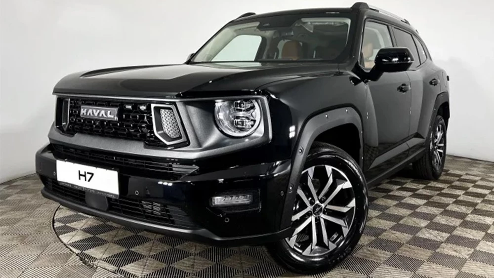 Haval H7 у дилера в автосалоне фаворит моторс сбоку спереди