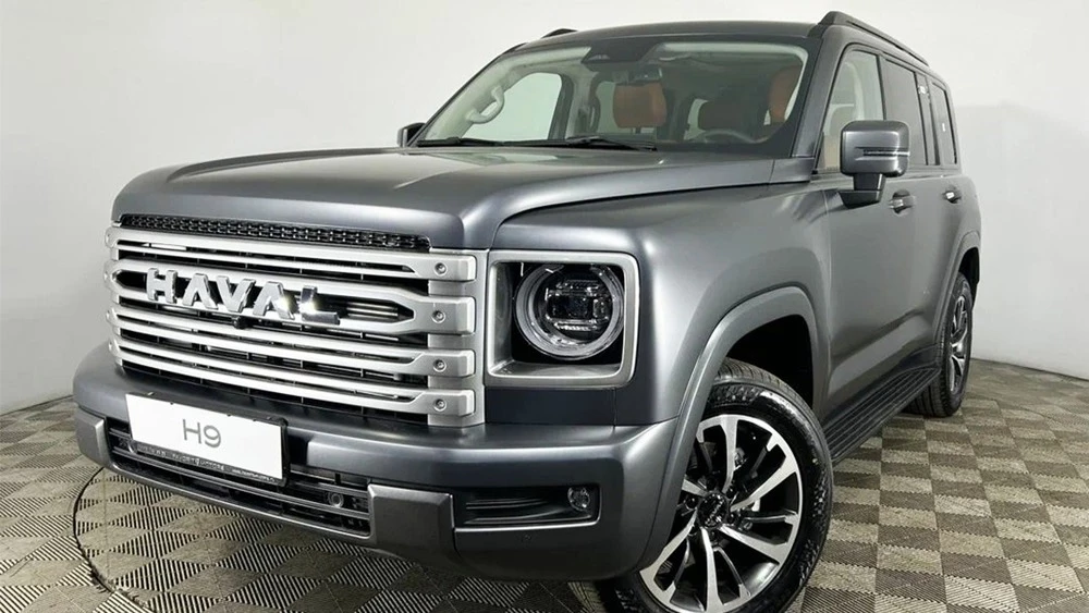 Haval H9 у дилера в автосалоне фаворит моторс сбоку спереди
