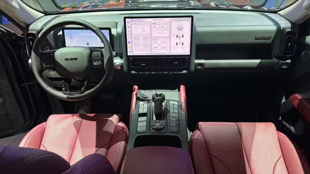 Внедорожник H9 Warrior на выставке в Чэнду салон интерьер