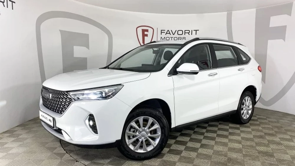 Haval M6 у дилера в автосалоне фаворит моторс сбоку спереди