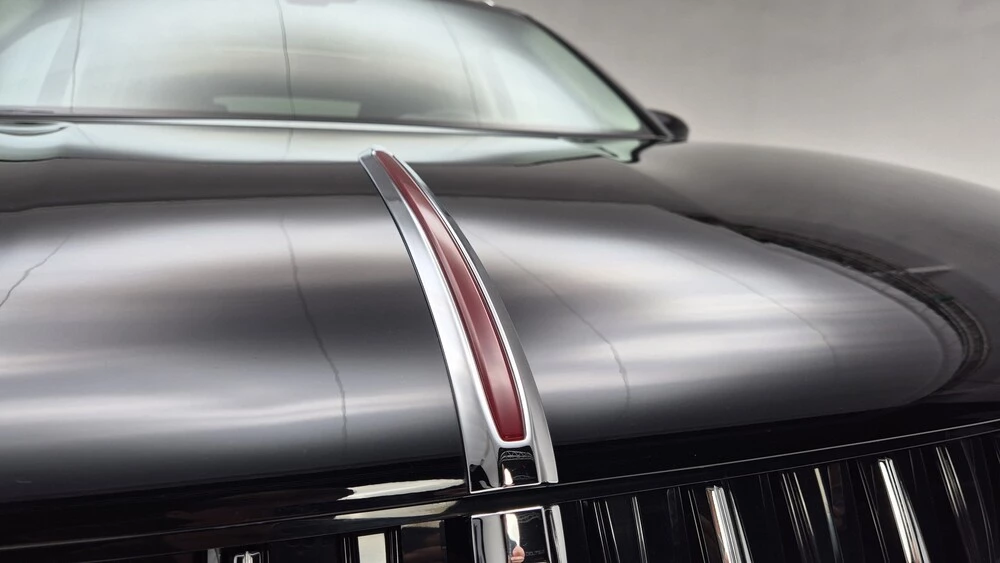 Hongqi HS7 капот линия красная