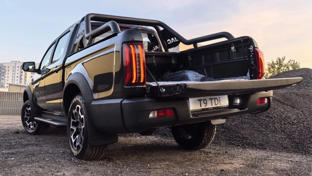 JAC T9 TDi Diesel сбоку сзади открыт кузов