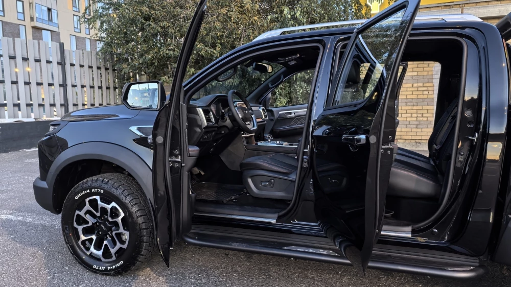JAC T9 TDi Diesel сбоку двери открыты вход в салон
